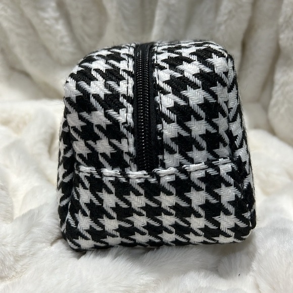 HOST PICK Revolution Emily in Paris 5 Piece Brush Set & Makeup Set - Picture 12 of 14